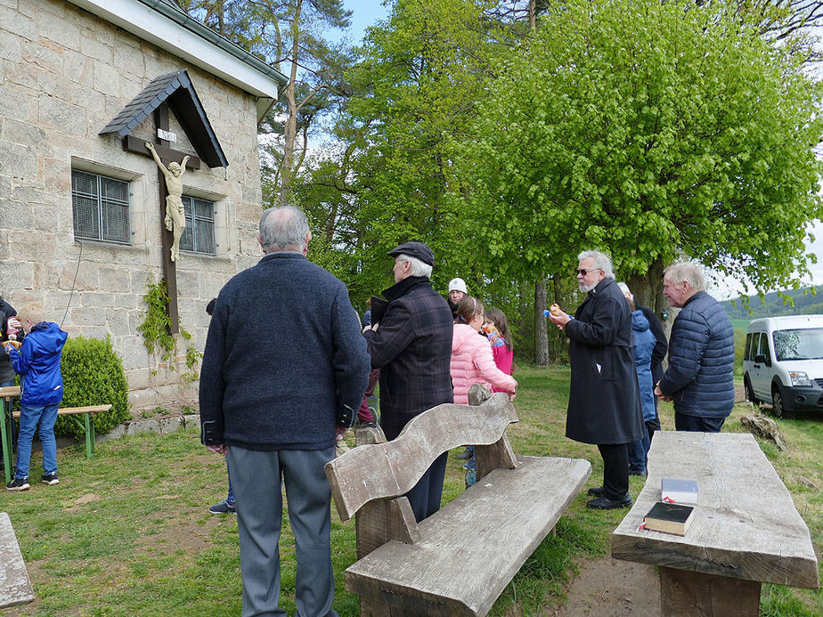 Bittprozession an der Weingartenkapelle (Foto: Karl-Franz Thiede)